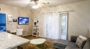 Lux 2BD 2BA minutes from the water - Image 2