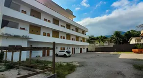 Suítes privativas com Ar, Frigobar e TV - apenas 300m da Praia da Maranduba - Image 3