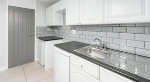 Newly Refurbished One Bedroom Ground Floor Flat - Image 4