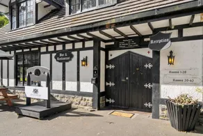 The Fox and Hounds Historic Hotel - Image 5