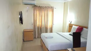 D'czars Hotel and Suites - Image 2