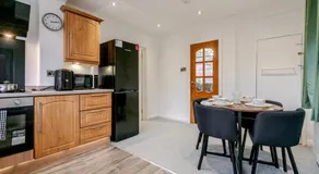 Spacious 4 bed Ideal for Business & Long Term Stays, Free Parking - Image 2