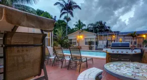 Richard's Motel Courtyard - Image 2