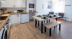 6B3B Contractor House Sleeps 12 Near Coventry Hospital & City Centre Free Nearby Parking - Image 3