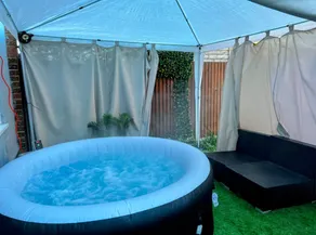 Luxurious Modern House with HotTub and FreeParking - Image 4