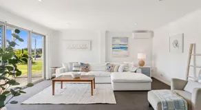 Sandy's Getaway - Front Row Seat to Sandy Beach, Coastal Walks, Pet Friendly - Image 2