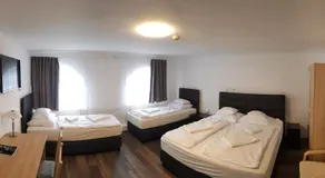 HBH Bajor Sörház Sólyomfészek Panzió - Image 2