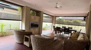 15 Luxury Exec Living Outdoor Oasis 4BR & Parking - Image 2