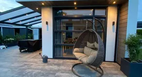 LUXUS Cube Ferienhaus Chalet am See mit Schwimmbad in Lathum NL - Image 3