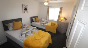 GORGEOUS 7 PERSON 3 BEDROOM 3 BATHROOM HOUSe - Image 2