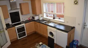 Silverburn new house with free parking and nice garden - Image 5