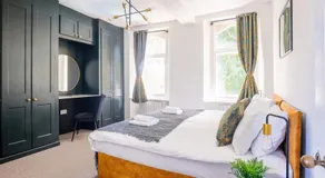 5 bed central home- beautiful modern - Image 2