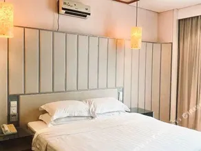 Plutocrat Hotel - Image 1