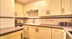 Stylish 1 Bedroom Apartment with Free Parking and Links to London & Essex - Image 5