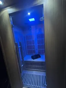 London Luxury Apartment with Private Jacuzzi Hot tub & Sauna - Image 4