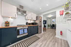 Urban Elegance - Spacious 5-Bed Home in Glasgow - Image 3