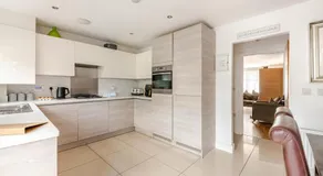 Quayside Home with a Seperate Entertainment Room & Beach Hut - Image 4