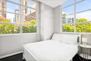 Central 3-Bed Apartment in Vibrant Melbourne - Image 2