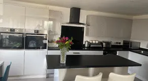 Modern 2 bedroom flat with Sky TV & free parking - Image 5