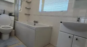 Three bedroom house with a garden - Image 4