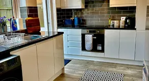 4 Bedroom House - DISC0UNTS - Parking, Contractors, Group, Family - Image 4
