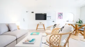 The Chelsea Beachside Apartment - Image 2