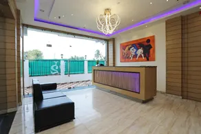 OYO Utwo Hotel - Image 3