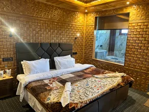 Meraas the Lake View Homestay 2BR  FF in Srinagar by Homeyhuts - Image 3