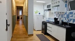 Apto silencioso em Copacabana, a 200m da praia e ao lado do metro Quarto com ar condicionado e cama de casal, sala com sofá cama queen, cozinha completa e portaria 24h - Image 2
