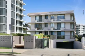 Beachfront Studio with Balcony & Stunning Views - Image 3
