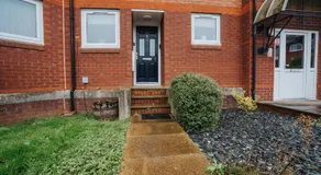 Waterfront 2 Bed Apartment - Free Parking & Wi-Fi - Image 4