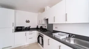 Stylish 3-bed Gloucester house with Free Driveway Parking for 2 cars - Image 3