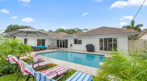 Sail Away Beach Cottage Sleeps 10 Heated Pool - Image 4