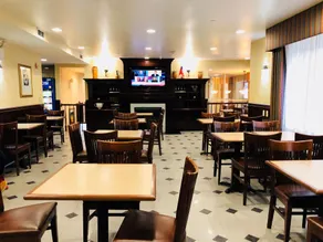 Queens County Inn and Suites Long Island City - Image 4