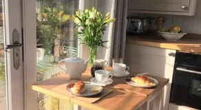 Romantic Shepherds Hut with Hot Tub, Rural Cheshire - Image 2