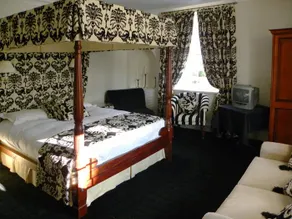 The Original Rosslyn Inn - Image 5