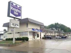 Richmond Inn and Suites - Image 4