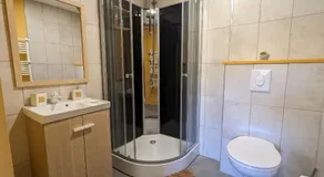 Chambre climatisée avec salle d'eau privative et accès jardin - FR-1-589-664 - Image 2
