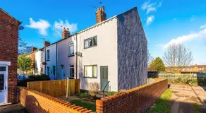 Spacious 2-Bedroom House near Wakefield Centre and Train Station with Free Parking, Ideal for Contractors & Long Stays - NordStay - Image 4