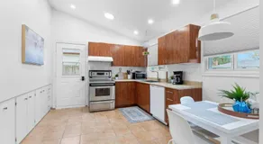 Spacious Urban Cabin in West Montreal 4BR - Image 3