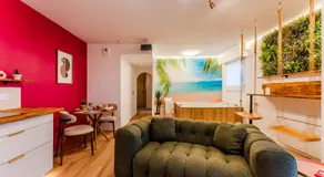 Le Chazélia - Suite Exotique Climatisée Balnéo XXL Cinéma Love Room - Image 2