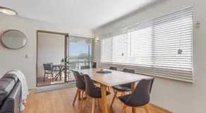 Cosy 2-Bedroom Seaside Unit Steps from Beach - Image 3