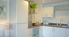 Elegant and Bright Seaside APT in Swansea Marina - Image 3