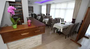 Apis Hotel - Image 2
