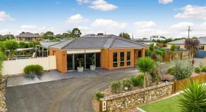 Modern family home with pool - Image 5