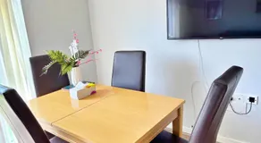 3 bed house with parking near airport - Image 5