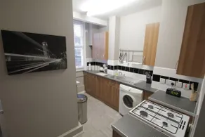 Henley Apartments - Image 3
