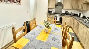 Unique Stays Modern Evergreen House in Ashford Kent - Image 3