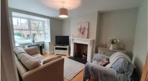 Spacious 3-Bed Home in York Free Parking Sleeps 5 - Image 2