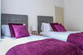 4 Bed w/Parking  10 Minutes to NEC/Airport Stays - Image 5